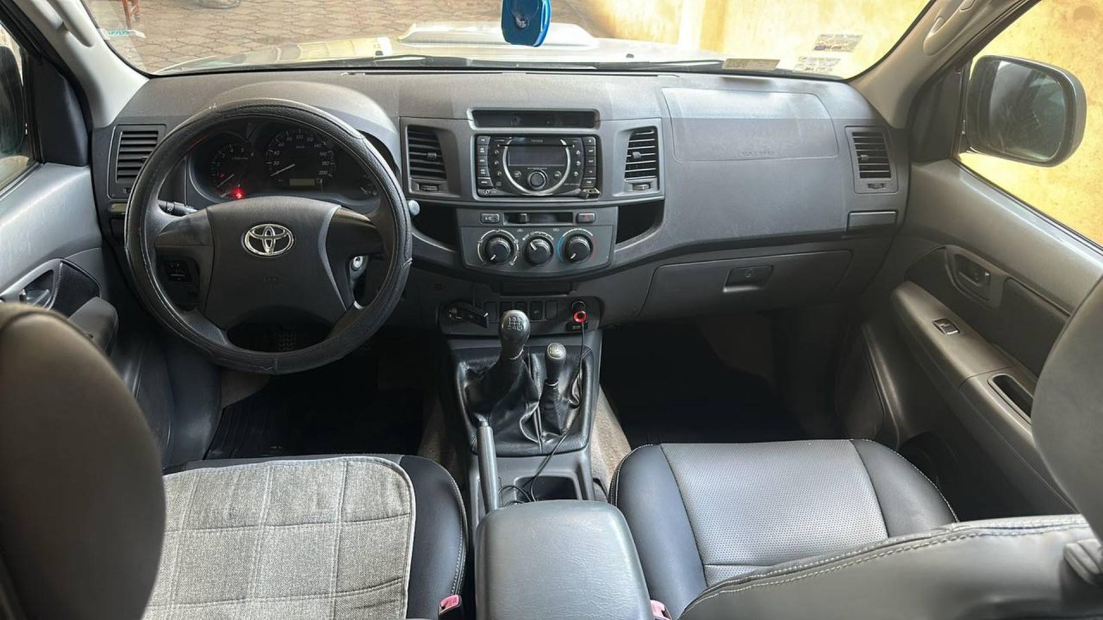 PICK-UP BY 7449 RB HILLUX (location au nord du Bénin)
